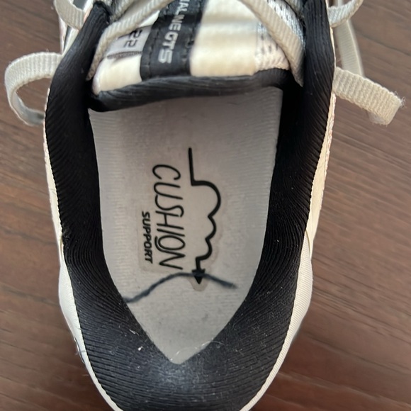 Brooks Womens adrenaline GTS 22 grey size 8 sneakers - Picture 2 of 6